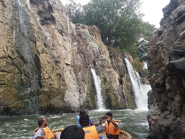 11. చుట్లు పక్కల అంతా కొండలు