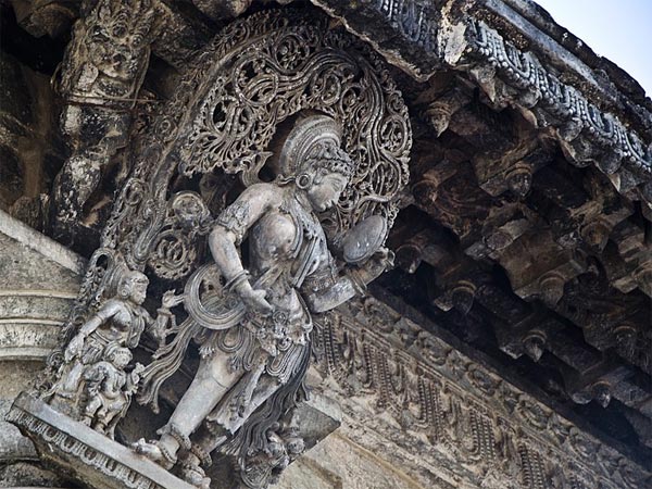 గిర గిర తిరిగే స్థంభం...గాల్లో నిలిచిన స్థంభం...సంతానం ఇచ్చే