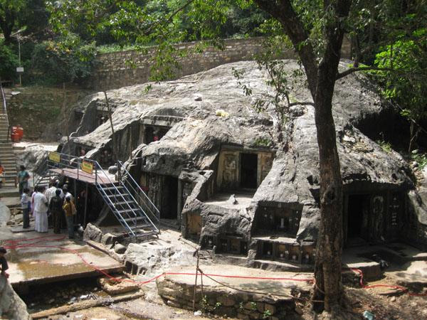 2.గుహాలయాలు