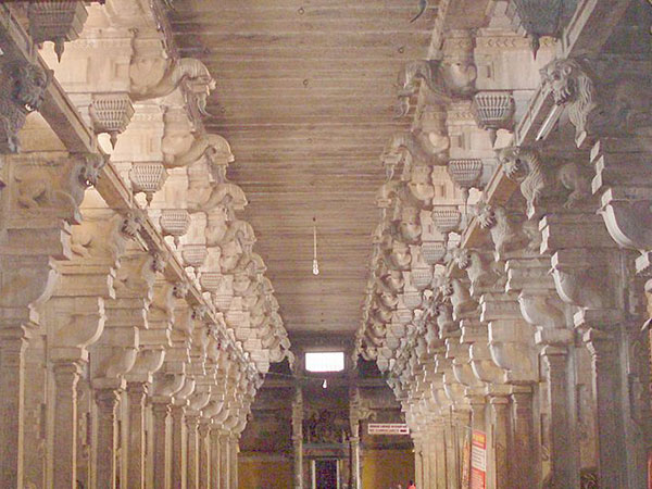 21. చోళులు నిర్మించారు.