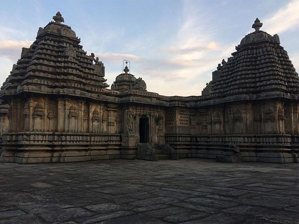 గిర గిర తిరిగే స్థంభం...గాల్లో నిలిచిన స్థంభం...సంతానం ఇచ్చే