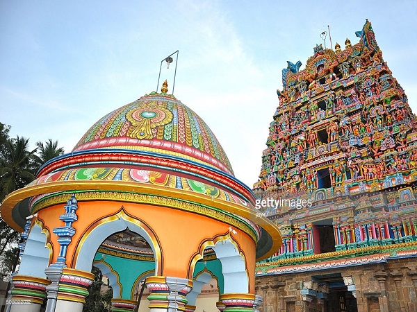 ఆరు కోణాలున్న చక్రంమధ్యలో