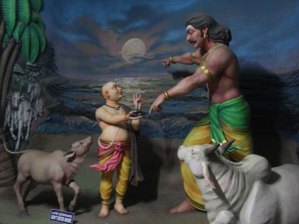 12. బంగారు నాణ్యాలు ఇస్తాడు