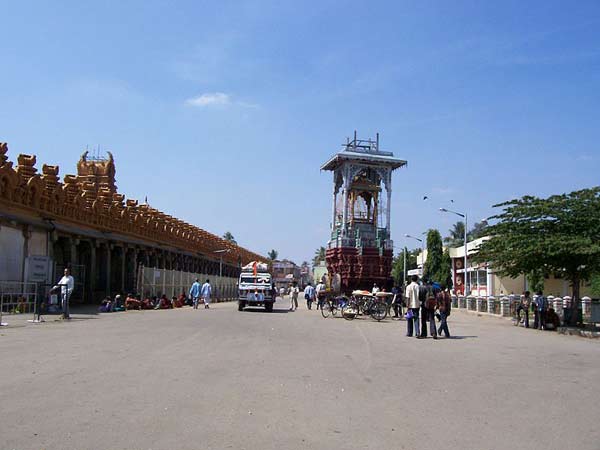 14.శివలింగం పై నుంచి రక్తం