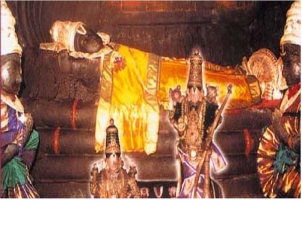 మొదట అమ్మవారిని దర్శనం చేసుకోవాలి