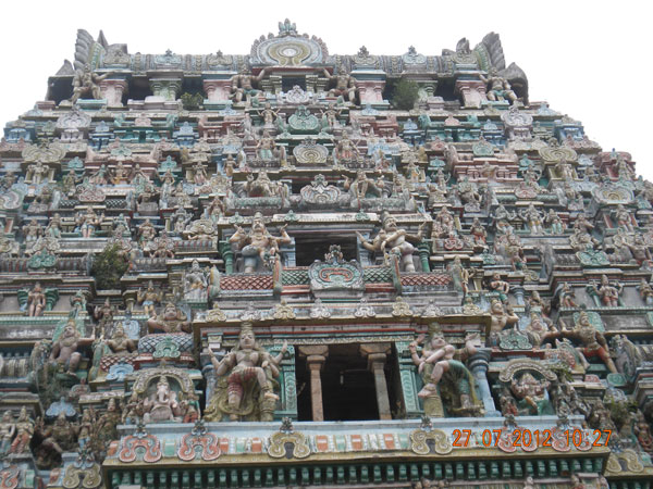 ఇసుకతో ఒక శివలింగాన్ని