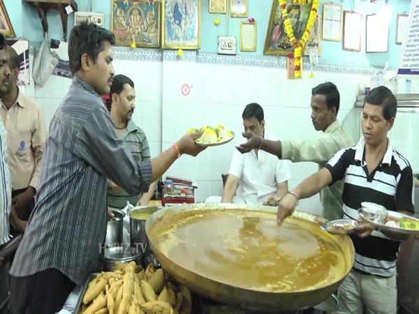 గోకుల్ ఛాట్, కోటి