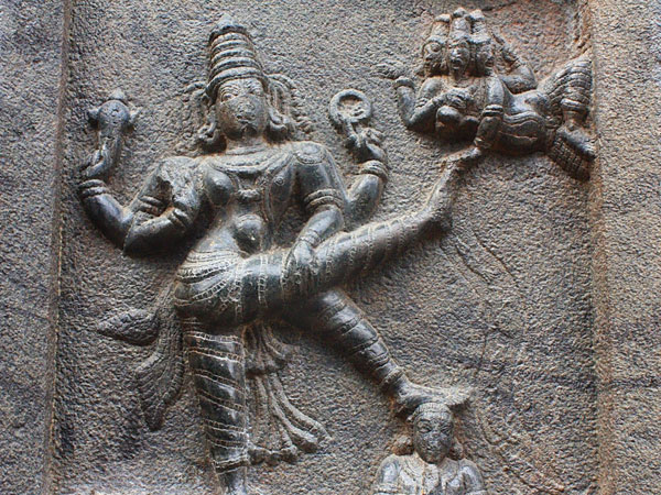 9. ఆకాశాన్ని ఆక్రమిస్తున్నట్లు ఉండే ఆలయం తిరుక్కోవలూరులో