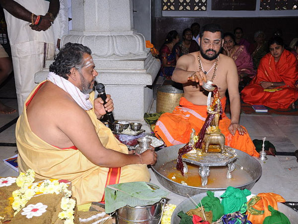 9. రాజును అర్థిస్తాడు