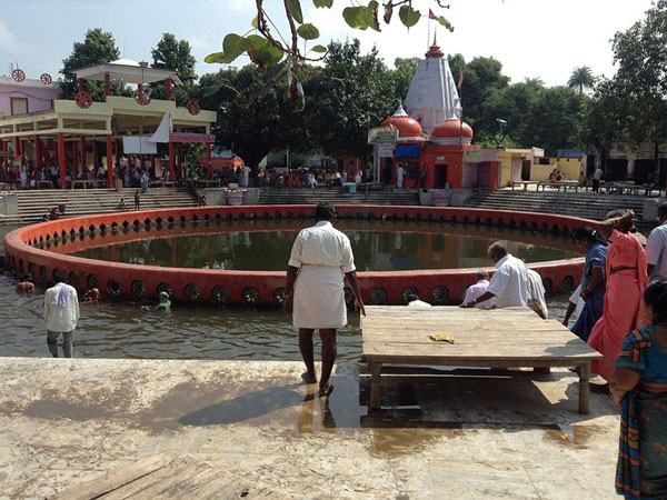 గోమతి నది ఒడ్డున