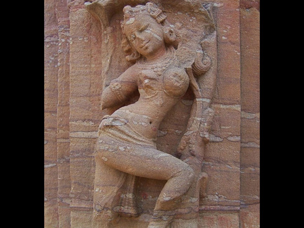 10. పిరమిడ్ ఆకారంలో