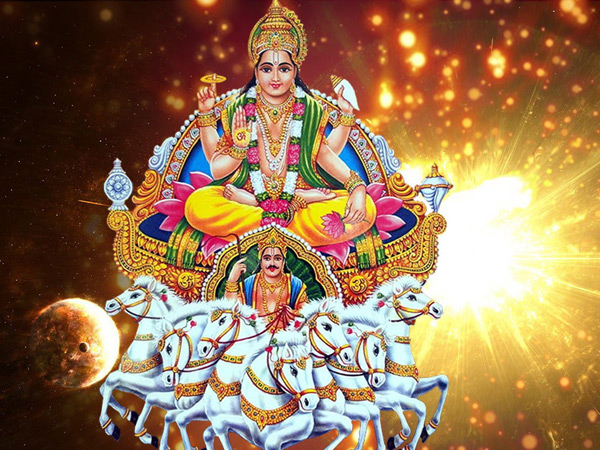 సూర్యుడి విగ్రహానికి ఎదురుగా గుర్రం