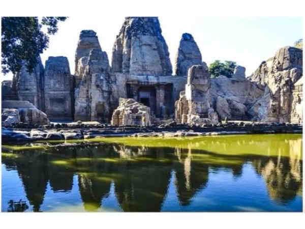 అనేక బౌద్ధ, జైన దేవాలయాలు