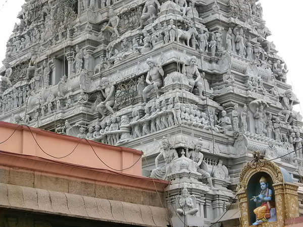 చెక్కతో తయారైన ఉత్సవ విగ్రహం