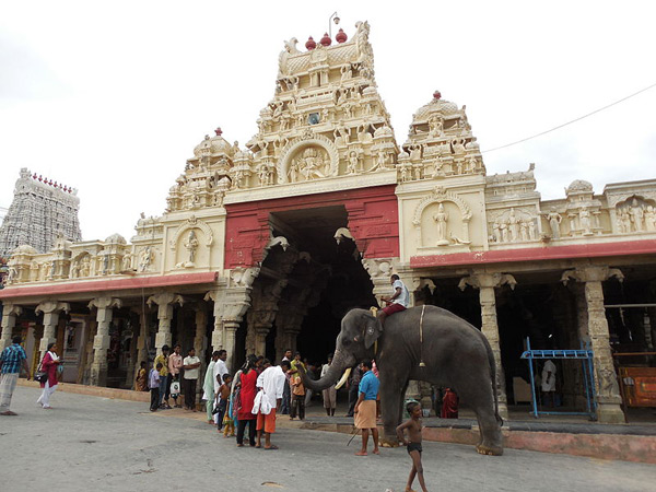 తిరునల్వీకి 60 కిలోమీటర్ల దూరంలో