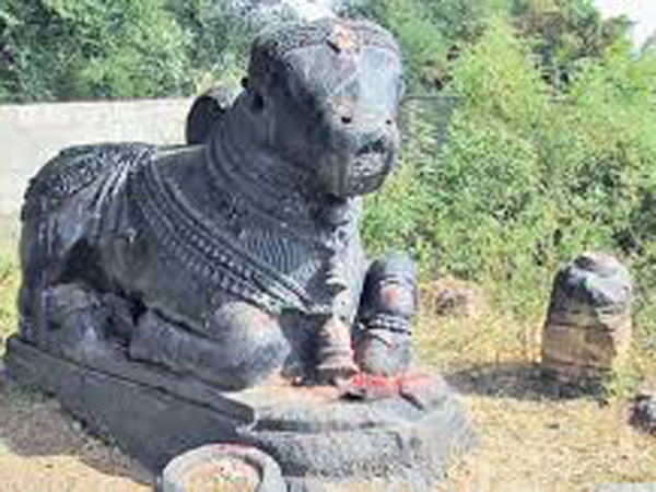 మూల విరాట్టు కింది అంతస్తులో