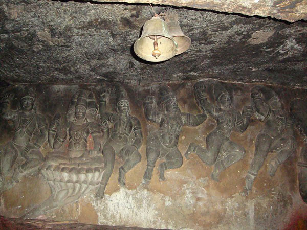 జయ, విజేయులు పాదల చెంత