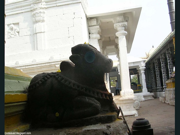 పాపి కొండల మధ్య