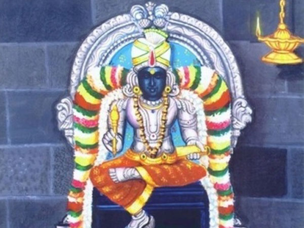 చేతితో పుస్తకంతో