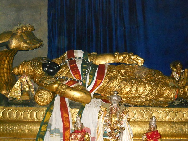 అప్పాలను అందించగా