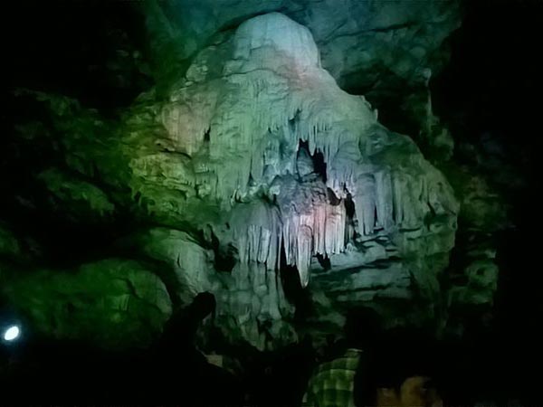 బొర్రా గుహలు