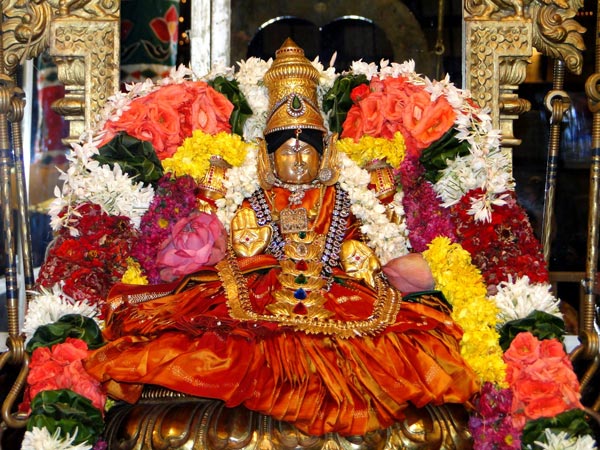 అమ్మవారి విగ్రహం కొంచెం ముందుకు