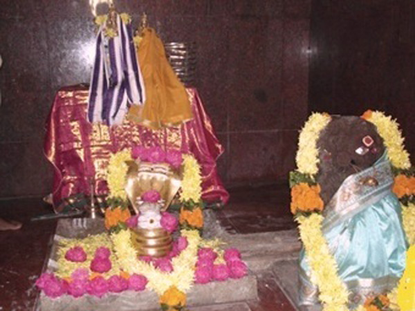 అటు పై ఉమా కొప్పు లింగేశ్వరుడిగా మారాడు