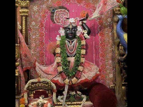 గోవర్థనగిరి ఎత్తుతున్నట్లు