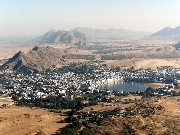 పుష్కర్ లోని సరస్వతి దేవాలయం.