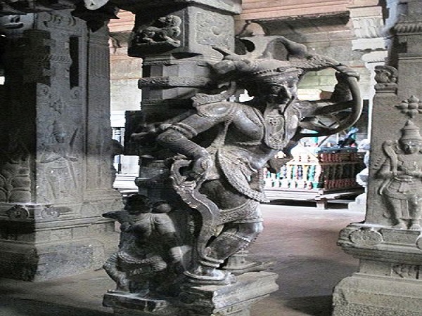 18 అడుగుల రాతి విగ్రహం