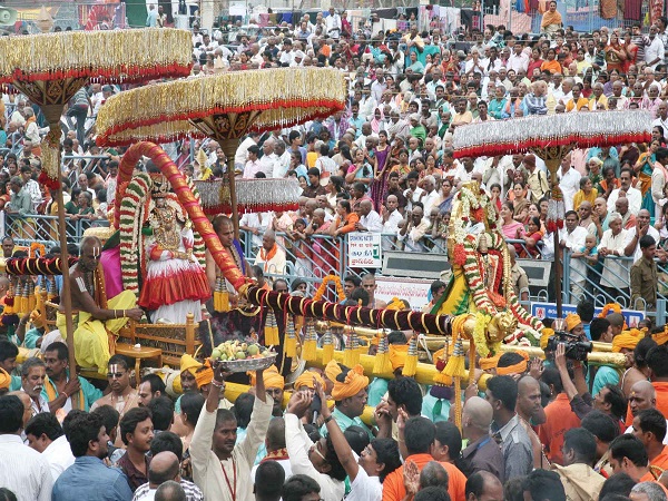 పల్లకిని ఏనుగు దంతంతో