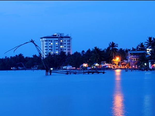రంగులతో మెరిసే నీటిలో