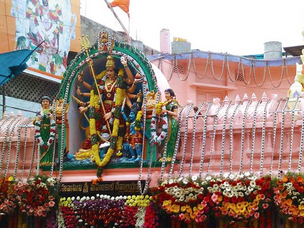 లక్ష్మీ విగ్రహం కూడా