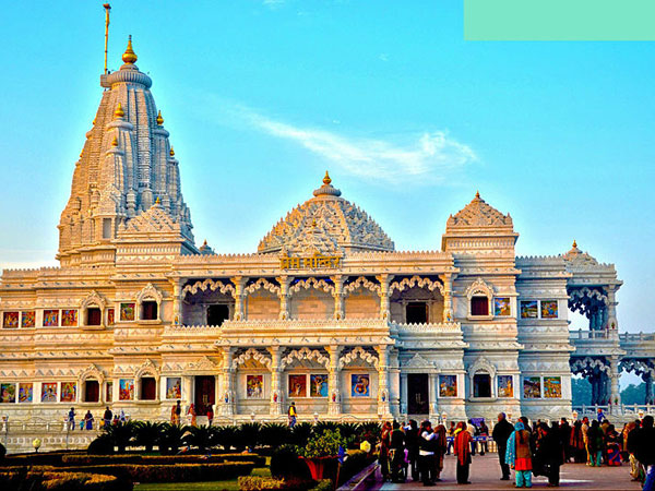 పెరుగు, పసుపును చల్లుకొంటూ
