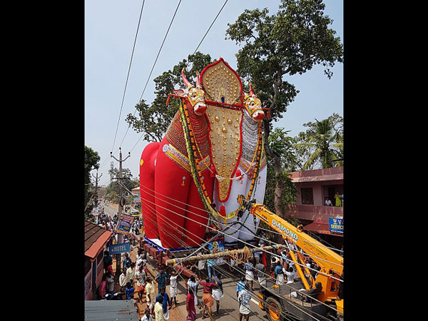 ఇతర దేవతల విగ్రహాలను ప్రదర్శించరు