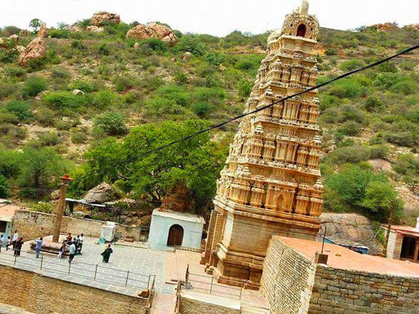 విగ్రహం పెరుగుతూ ఉంది