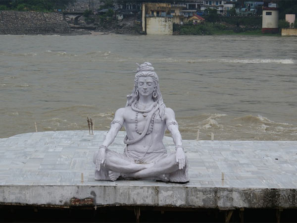 పున:నిర్మించారు