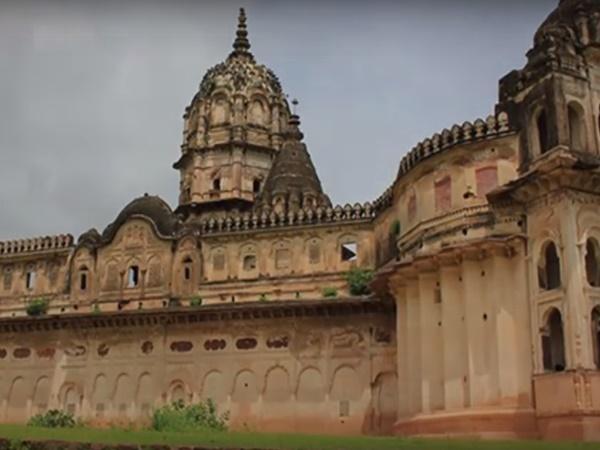తాళాలు వేశారు