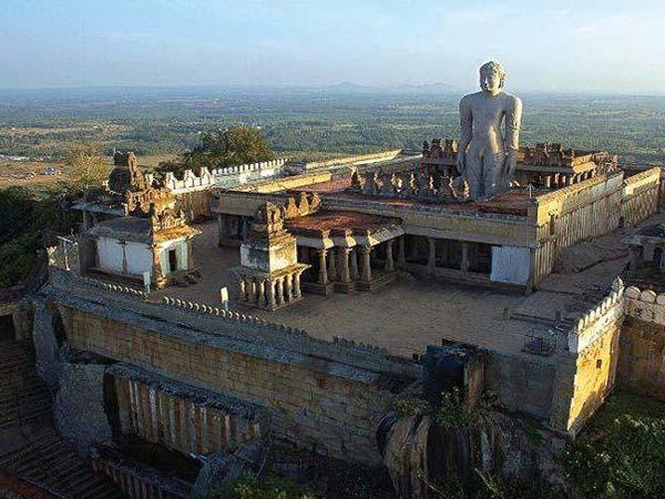 శ్రావణబెళగోళ, గోమఠేశ్వర విగ్రహం