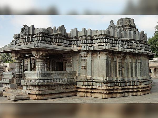 శ్రావణబెళగోళ, గోమఠేశ్వర విగ్రహం