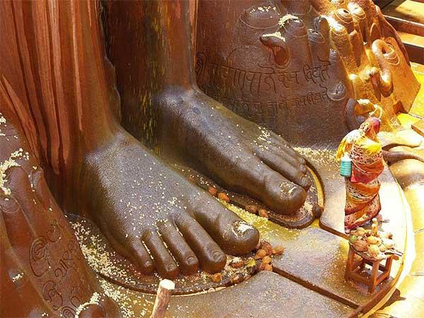 శ్రావణబెళగోళ, గోమఠేశ్వర విగ్రహం