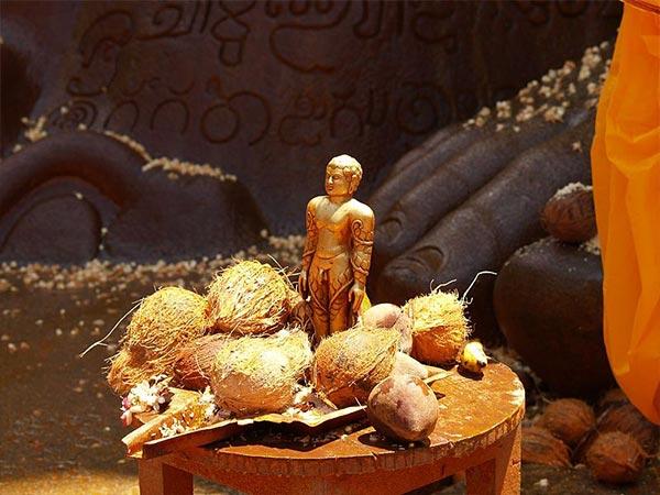 శ్రావణబెళగోళ, గోమఠేశ్వర విగ్రహం