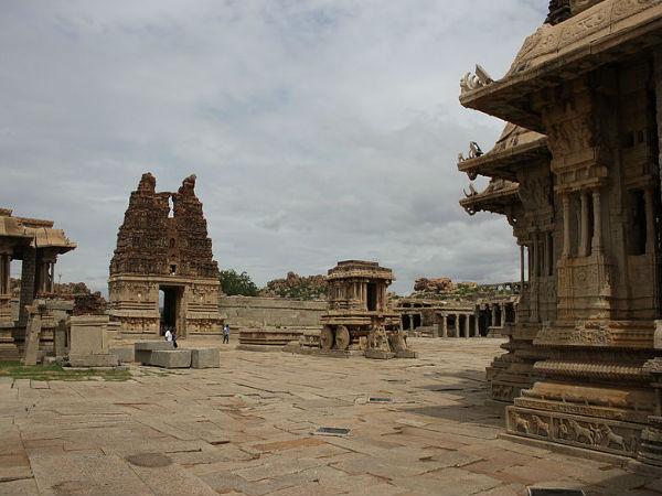 ఈ ఆలయ భవనం పంచాయన శైలిలో