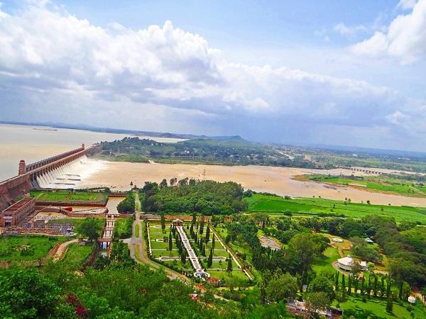 ఈ కొలనులో నీరుండక పోవడం వల్ల