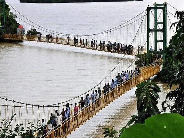 భీముని పాద జలపాతం జలధారలతో