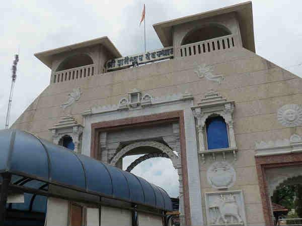 ప్రధాన ఆలయ ముందు భాగంలో