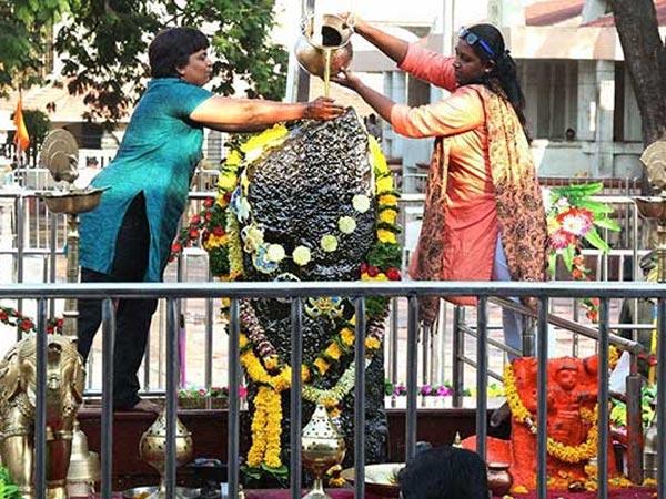 శని శింగణాపూర్ లో నేరుగా శనేశ్వర స్వామిని