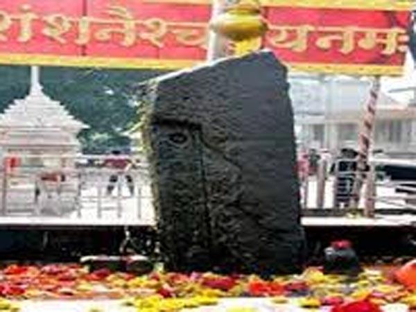 శనిశింగణాపూర్ చేరుకున్న భక్తులు