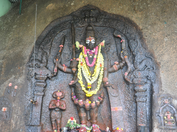 ఈ ఆలయ ప్రాంగణంలో అనేక ఏక శిలా శిల్పాలున్నాయి.
