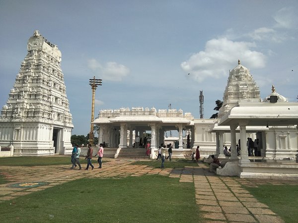 ప్రవేశద్వారం భక్తులకు స్వాగతం